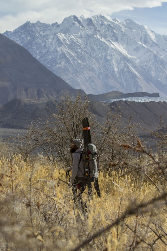 Der Alpinist auf der Suche nach Schnee in Pakistan